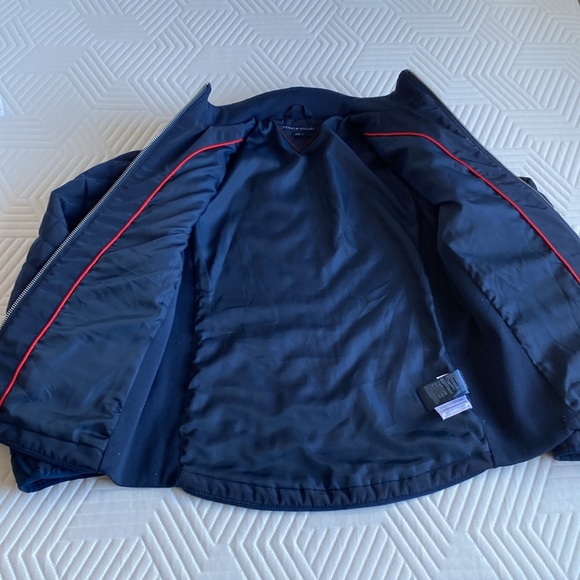 Tommy Hilfiger navy quilted spring jacket. Zippered front and pockets. Small 💙 - Picture 8 of 16